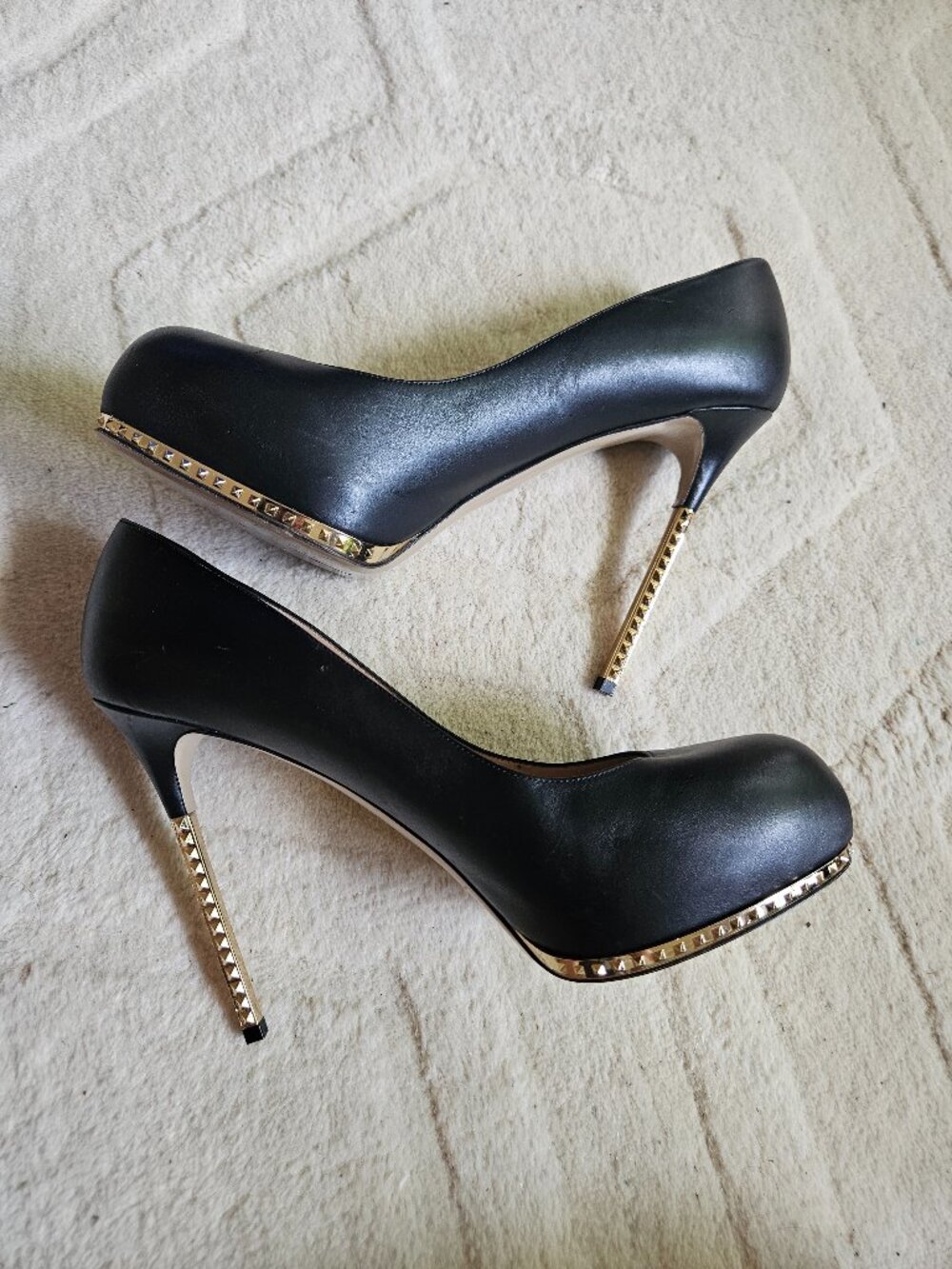 Valentino Garavani Rockstud Platform Pumps Heels Sz 10 US / 41 EUR Black Leather